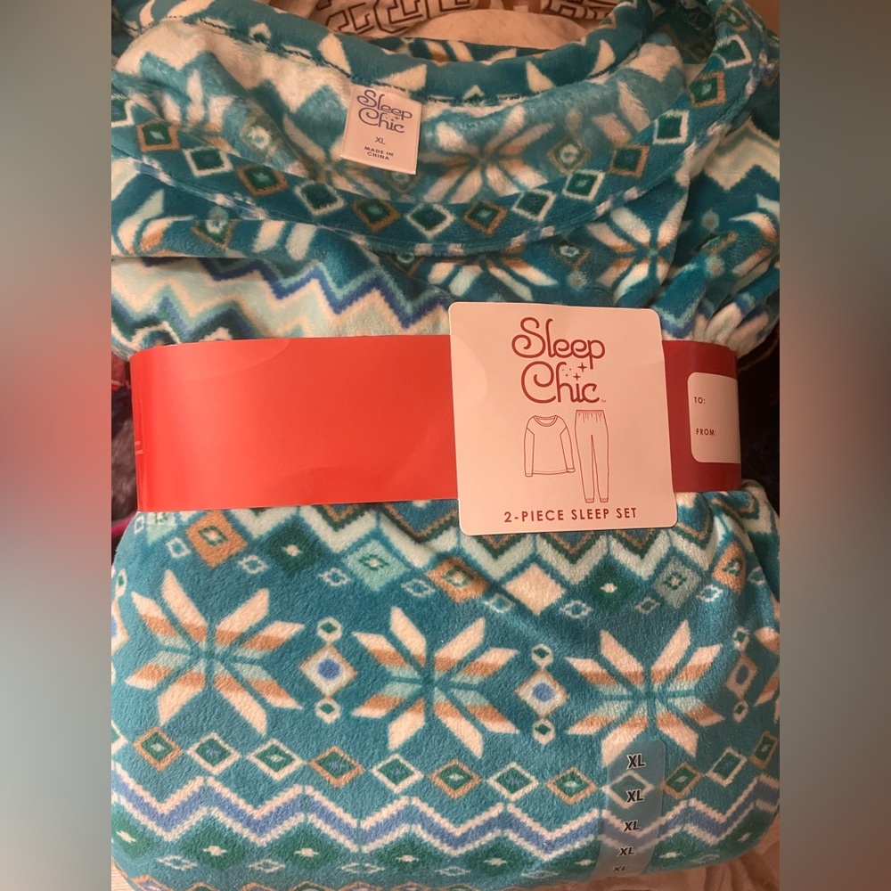 Sleep Chic Pajama set XL. Material is 95% polyester and 5% spandex